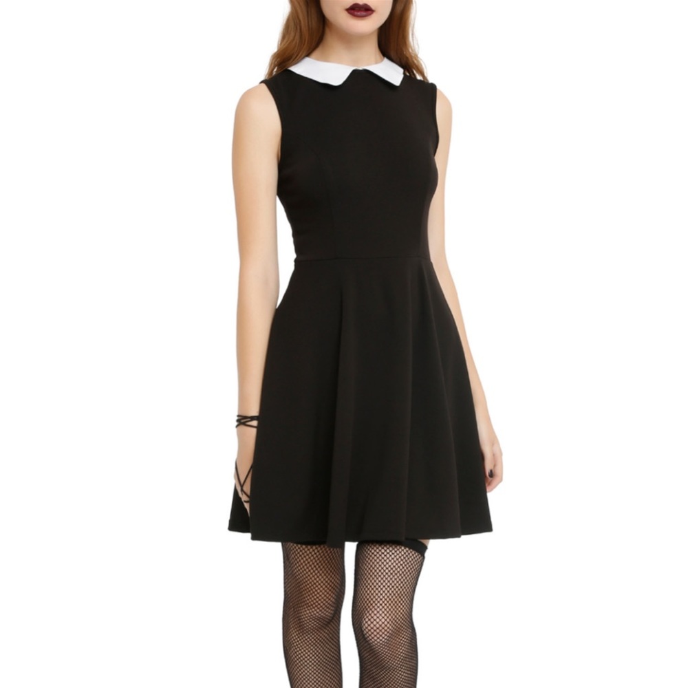 Sleeveless Black dress with While collar